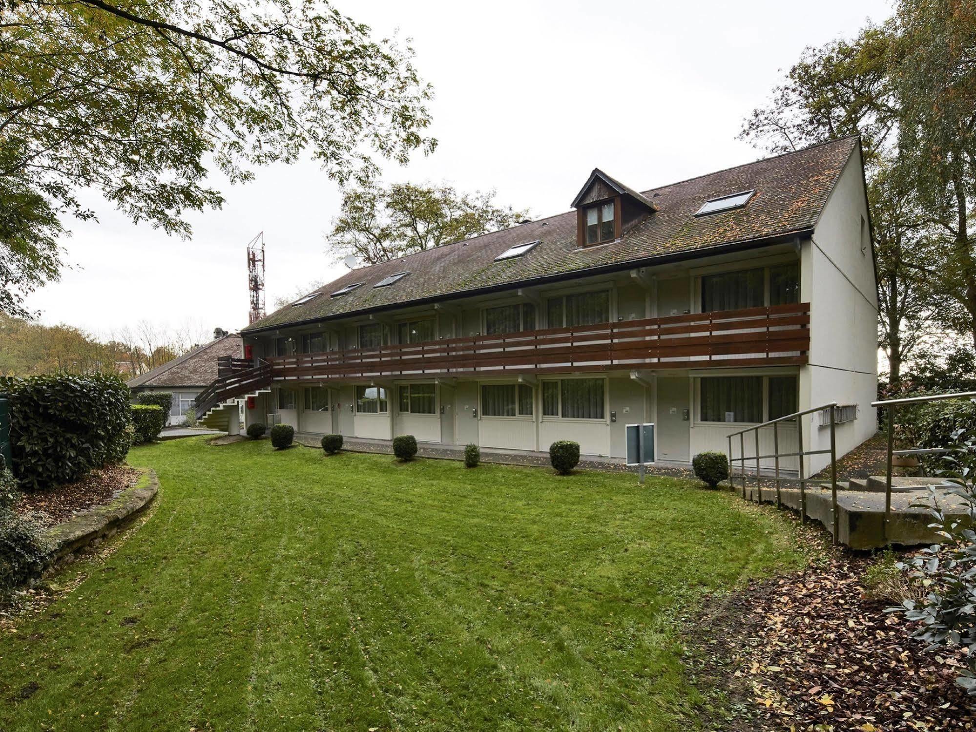 Kyriad - Ecouen La Croix Verte Hotel Exterior photo